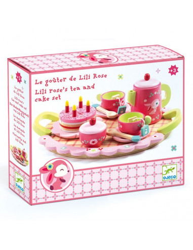 Petite Fille Soufflant Des Bougies Au Gâteau D'anniversaire Pour Ses 5 Ans  Célébration Image stock - Image du maison, dessert: 213543715