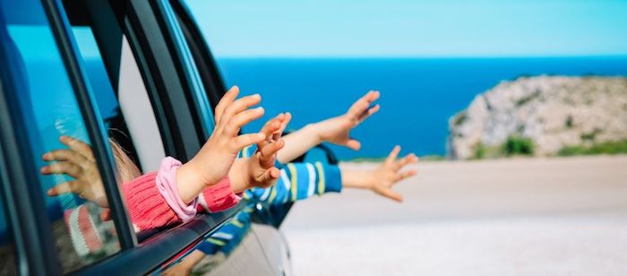 Des jeux de voyage pour occuper les enfants sur la route des vacances