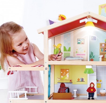 La maison de poupée : un jouet symbolique